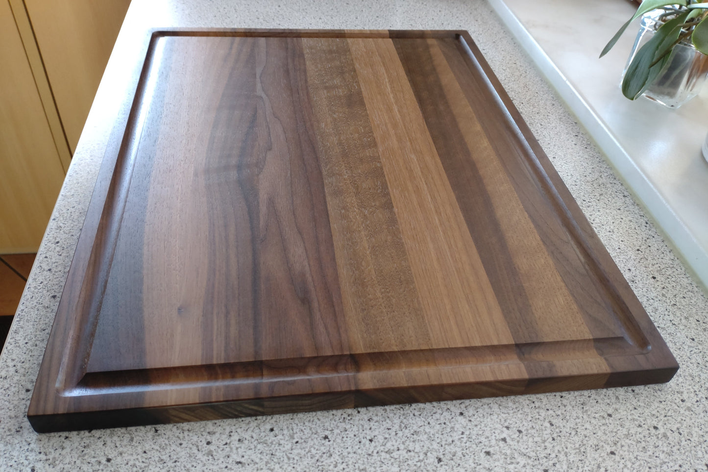 Schneidebrett Santorini Massives Holzbrett mit Saftrille