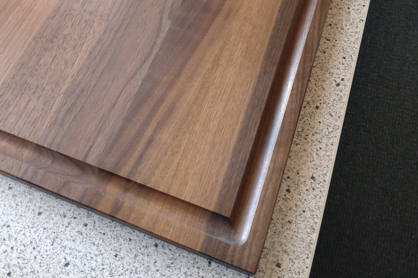 Schneidebrett Santorini Massives Holzbrett mit Saftrille