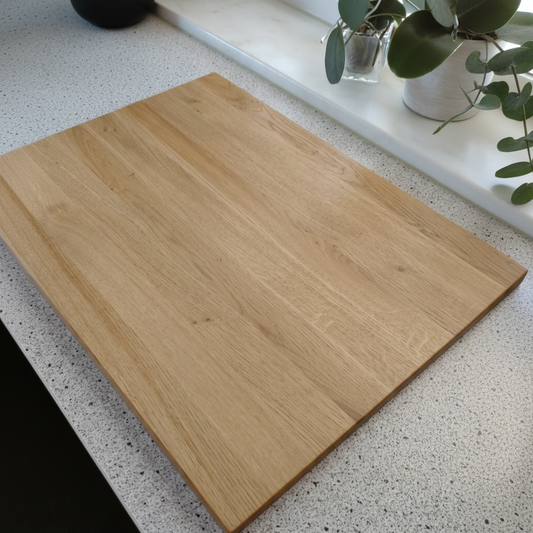 Schneidebrett „Mykonos“ aus Eiche beim Schneiden von Speisen in der Küche