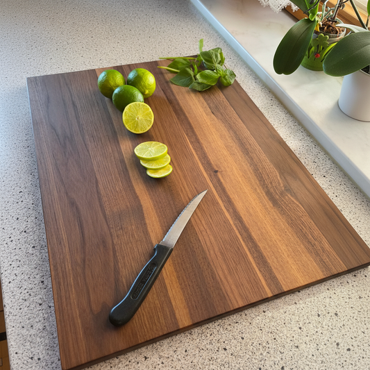 Schneidebrett „Mykonos“ aus Nussbaum beim Schneiden von Speisen in der Küche