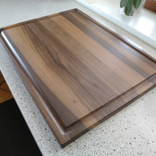 Schneidebrett „Santorini“ aus Nussbaum beim Schneiden von Fleisch und Gemüse