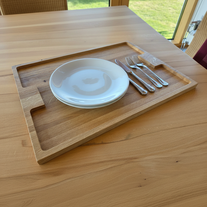 Nahaufnahme der geölten Oberfläche des Serviertabletts „Capri“ aus Eiche