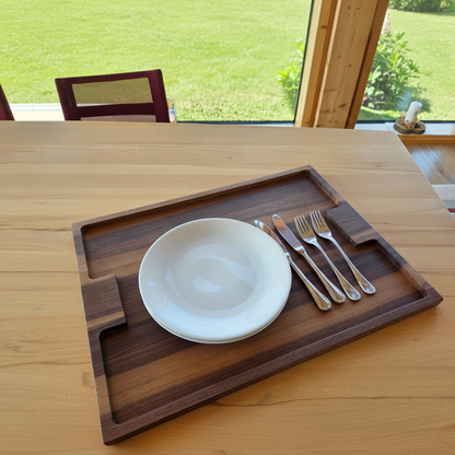 Nahaufnahme der geölten Oberfläche des Serviertabletts „Capri“ aus Nussbaum