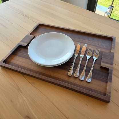 Serviertablett „Capri“ aus Nussbaumholz, Vorderansicht, doppelt geölte Oberfläche