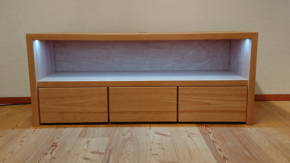 Nahaufnahme der integrierten LED-Beleuchtung im mittleren Fach des Lowboards „Wien“