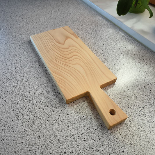 Vesperbrett „Elba“ aus Tannenholz mit Käse, Brot und Aufschnitt auf einem Tisch